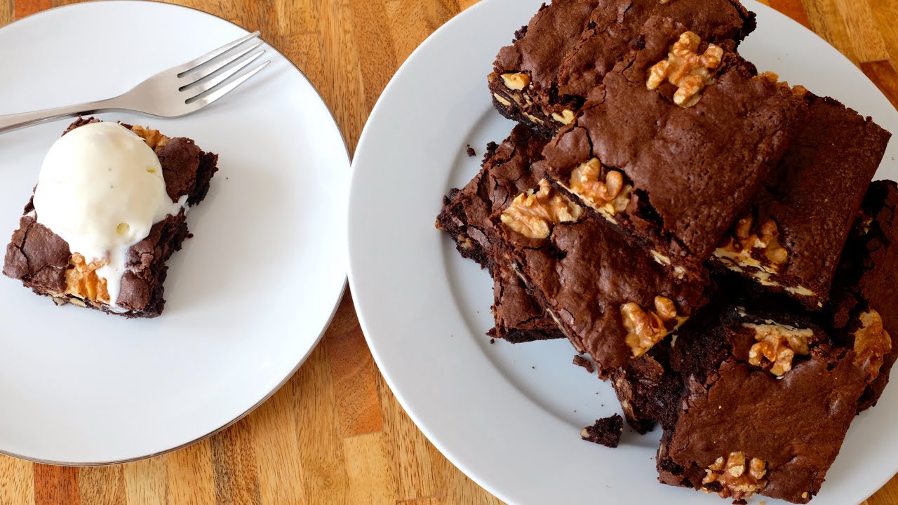 BROWNIE DE CHOCOLATE COM NOZES / TATIANE MARQUES
