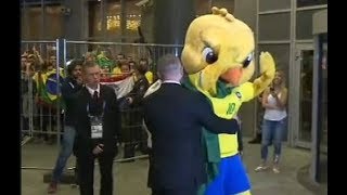 Canarinho Pistola Expulso Mascote Cai Nos Braços Da Torcida Brasileira Na Rússia