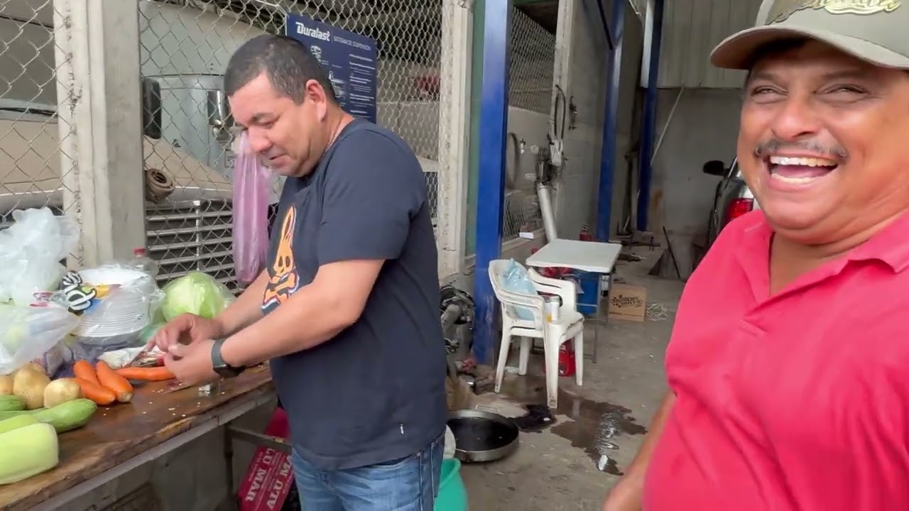 Caldo de cazuela para el calor lo prepara el compa borre en el taller