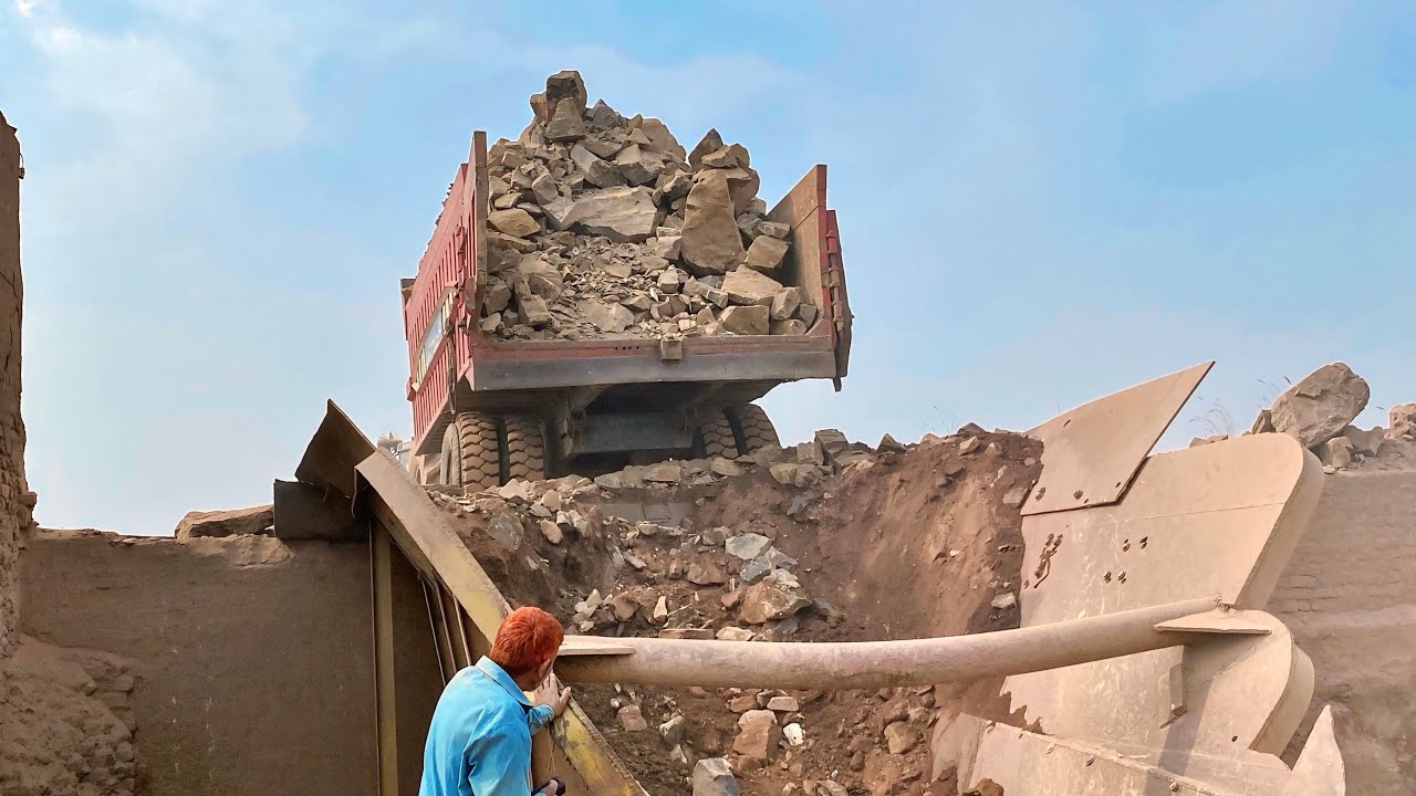 The door closes very tightly due to stones in the trolley, it was opened with a few hammers.