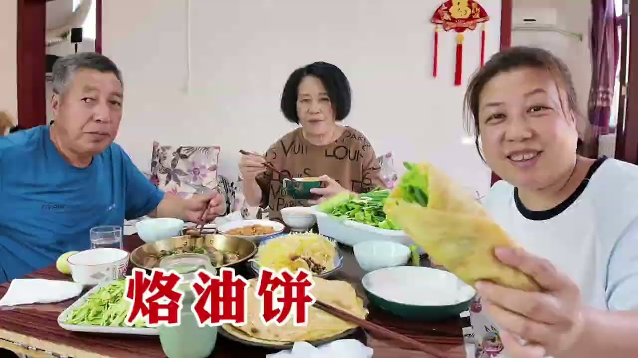 【160斤大龄女】和爸妈用大锅烙油饼，大豆油烙的颜色焦黄，卷土豆丝，吃着老香了