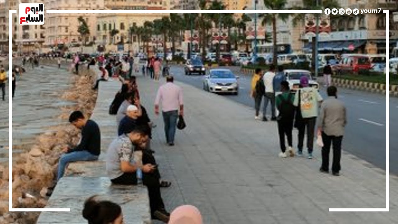 فى آخر أيام نوة قاسم أهالي الإسكندرية يستمتعون علي الكورنيش بالطقس ...
