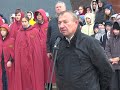 Глава Ржевского района Михаил Петрушихин приветствует участников акции Я убит подо Ржевом