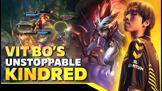 Why Everyone is Terrified of VIT Bo - Unstoppable Kindred Jungle
Download Porofessor for jungle timers - https://link.overwolf.com/phylaris_porofessor
Commentary on a monstrous Season 13 Kindred jungle game by VIT Bo, the best jungler in EUW.
0:00 - Intro
0:21 - Porofessor Sponsorship
0:55 - Gameplay
Support Me ❤️ (Feed Phylaris) - https://www.patreon.com/Phylaris
Coaching - https://neace.gg
Clear Spreadsheet - https://docs.google.com/spreadsheets/d/1Gjk5UrtAbcqdYnRlx9KMDuHGxhKsEv50vhn02cN0y-c/edit#gid=748212425
Discord Server - https://discord.gg/kUQnPpSnk5
Twitter - https://twitter.com/PhylarisLoL
League of Legends Tips / Tricks / Analysis / Guide
How to play Kindred Jungle Season 13
Kindred Jungle Guide Season 13
#leagueoflegends #junglingguides #season13 #howto Why Everyone is Terrified of VIT Bo - Unstoppable Kindred Jungle