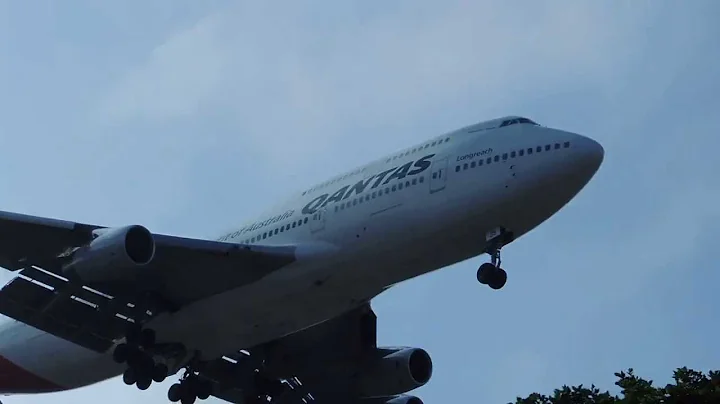 Qantas Airways Boeing 747-400 [VH-OJS] landing in LAX