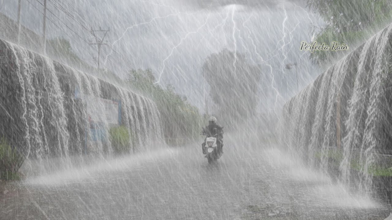 Горная деревня, пострадавшая от непрекращающегося дождя, ветра и молний