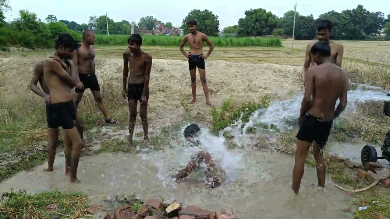 पानी में सभी मस्ती करते हुए 🤣💯✅