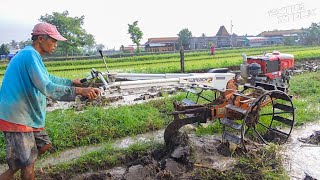 Tanahnya Gembur! Traktor Sawah Terlihat Mudah Saat Bekerja Karena Tanahnya Enak Untuk Diolah