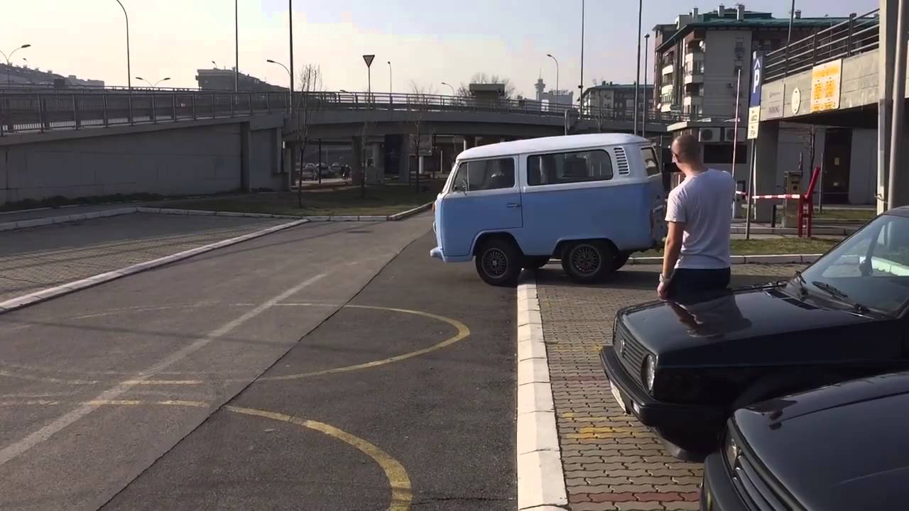 Shortened VW bus T2 wheelie