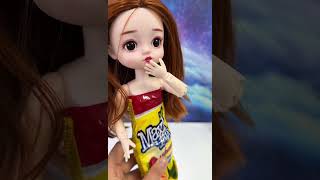 Giving Barbie a Plastic Wrap Dress🥵 #shorts #barbie #barbiedoll #dolls #barbiehacks #barbiemakeover