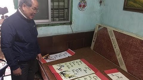 PGS. TS Bùi Hiền chuyển đôi câu đối Tết sang ngôn ngữ "Tiếw Việt" gây sốc