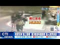 【每日必看】駕駛恍神&quot;衝上騎樓&quot; 撞3機車再撞攤商 路人跳閃保命 20240406