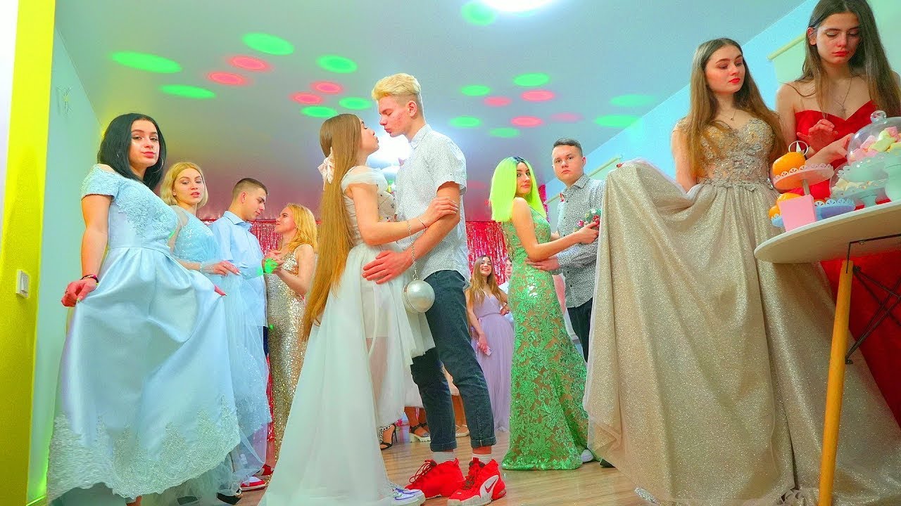 Naujametinis balius cheerleaderių mokykloje! Kokio palinkėjimo Diana palinkėjo naujiems metams?