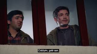 Bahoz filminden bir sahne: Cemal&#39;in babasını (Sinan Bengier) polis ( Ali Sürmeli ) yönlendiriyor!