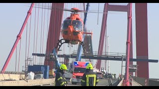 Über gesperrte Rheinbrücke gefahren, Arbeiter lebensgefährlich verletzt und geflüchtet