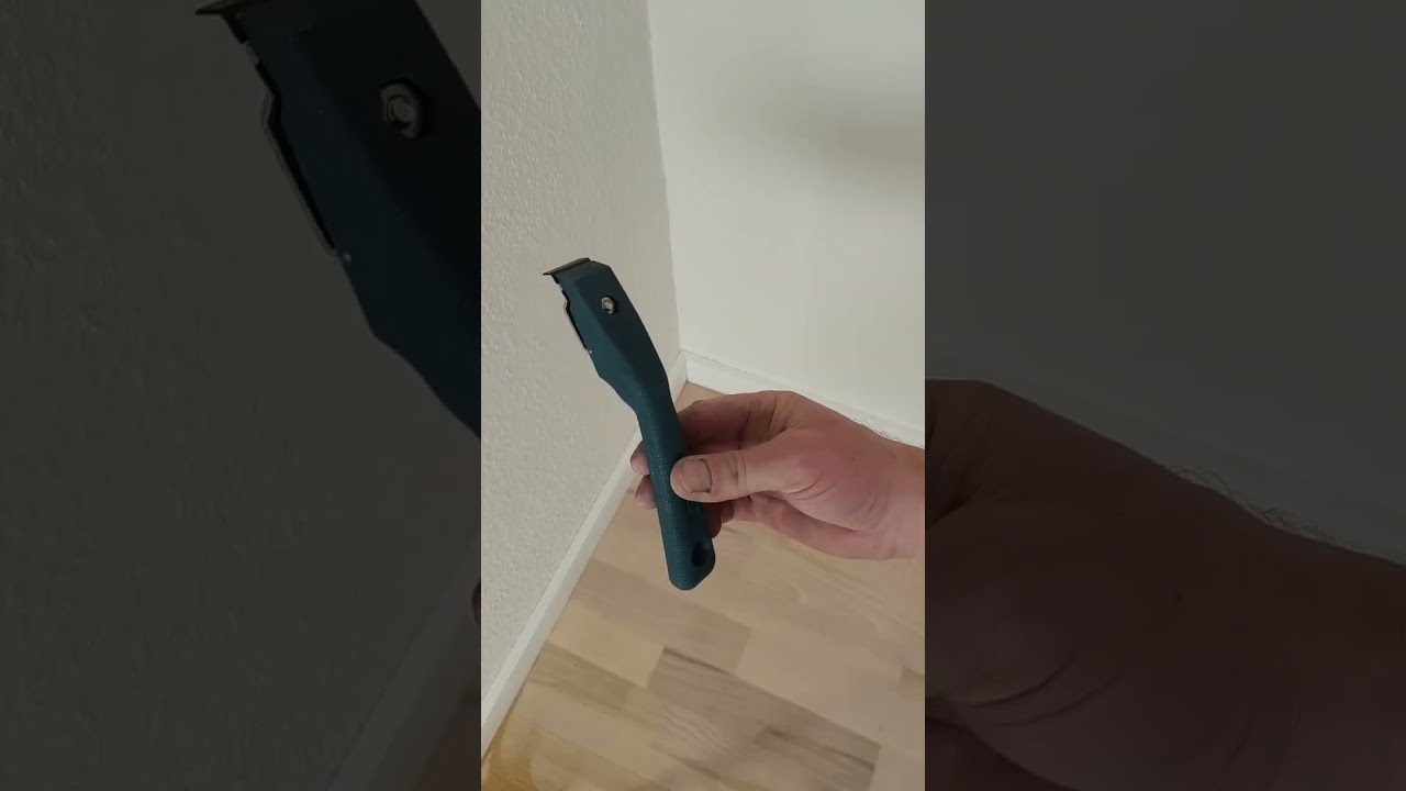 Slibe hjørner med værktøj fra iZi Gulvmaskine Udlejning ApS.