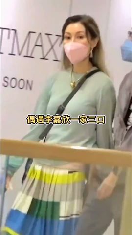 #李嘉欣 一家三口出行，退隐嫁给富商许晋亨，如今却只能领取每月200万生活费，你们还记得她吗？