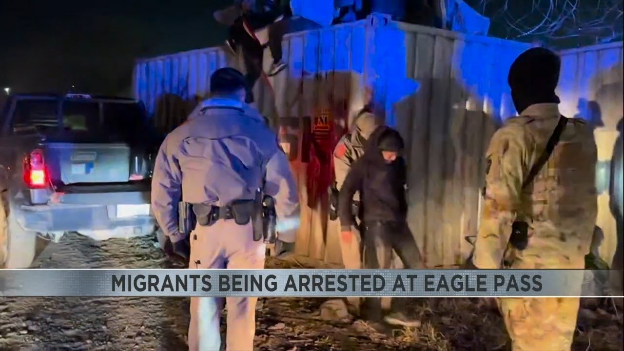 Migrants arrested in Texas trying to cross the border - YouTube