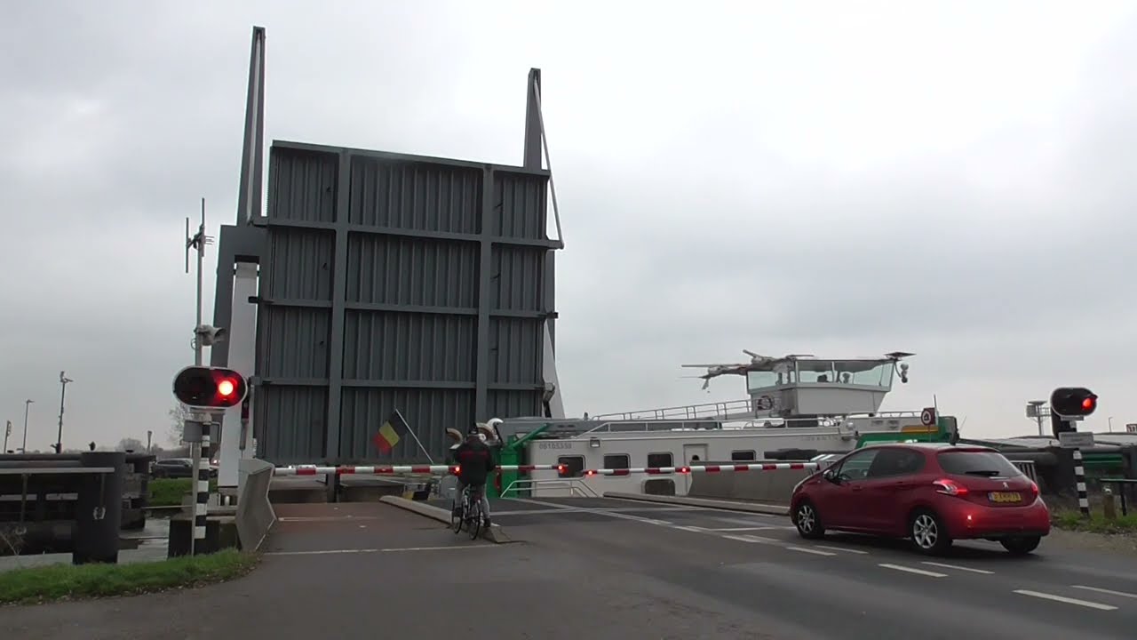Brugopening Brug Macharen/ Ophaalbrug / Drawbridge/ Pont-levis/ Klappbrücke