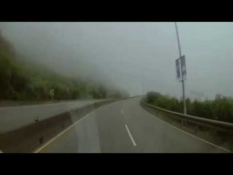 濃霧視線不良 萬里一自小客車撞分隔島翻覆