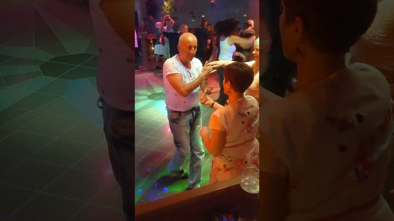 DiscoChart / Italofox mit zwei Frauen