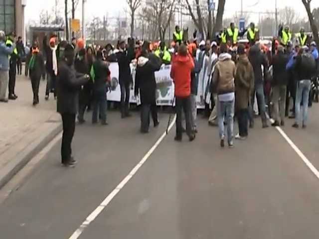 Gbagbo manifestatnt executant l' hymne nationale de CI