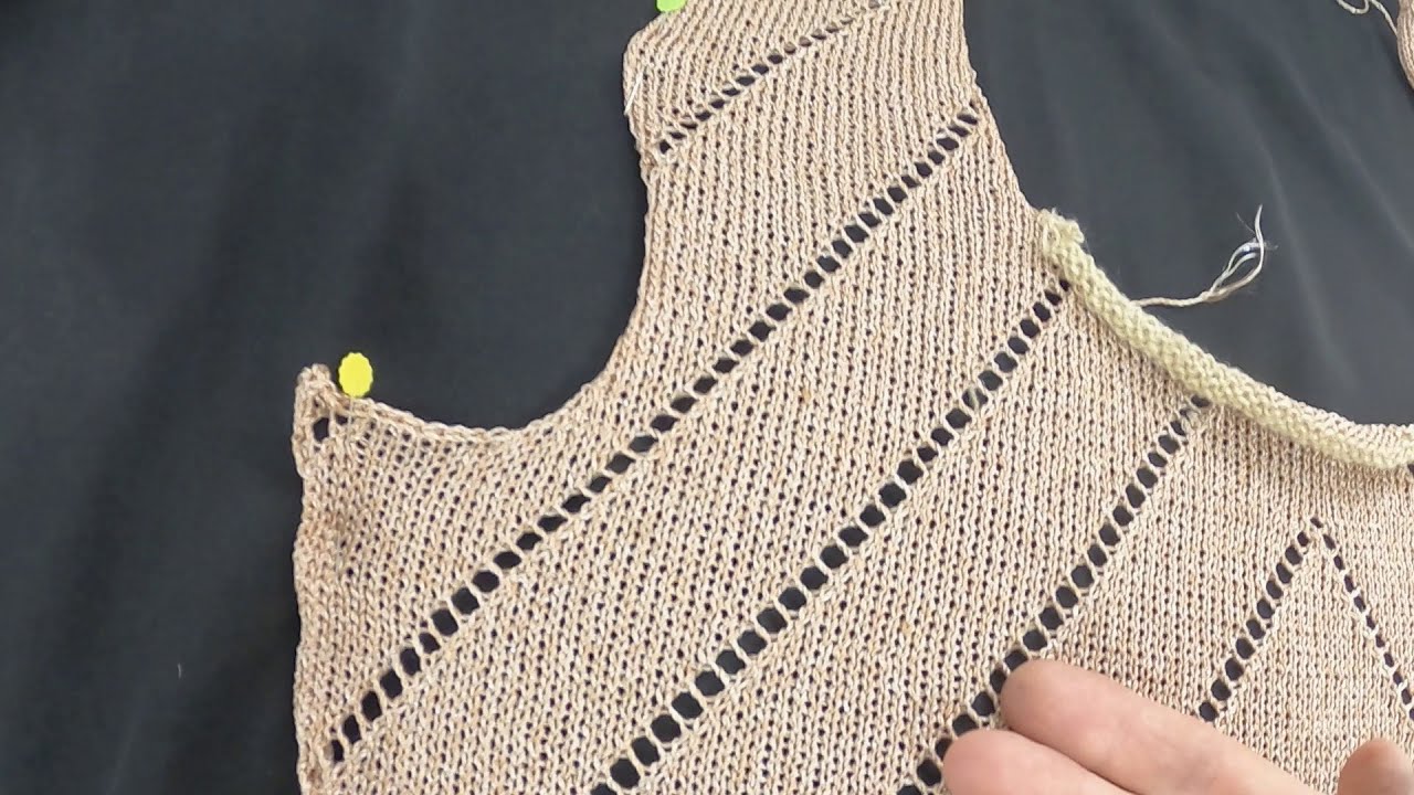 regata com fio metalizado feita em máquina de tricô