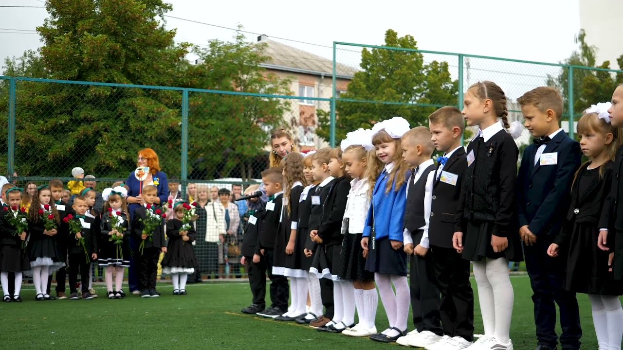 Виступ першокласників на святі останнього дзвоника 2021