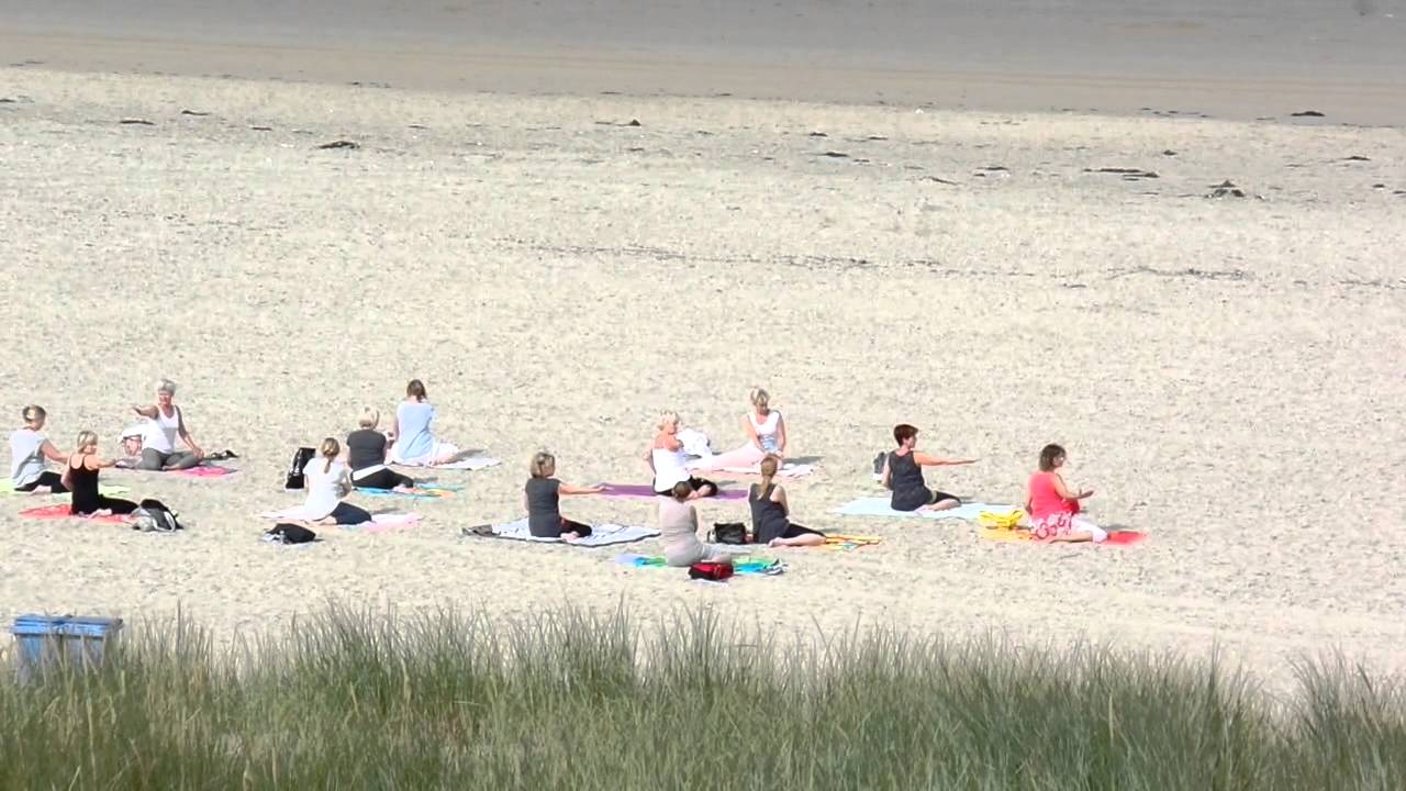 Yoga class met Sophie op het strand van Egmond aan Zee YouTube