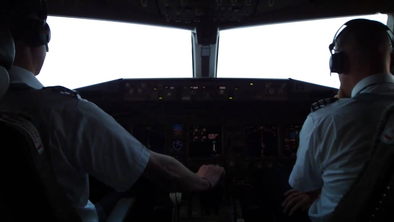 British Airways cockpit landing into foggy Gatwick - YouTube