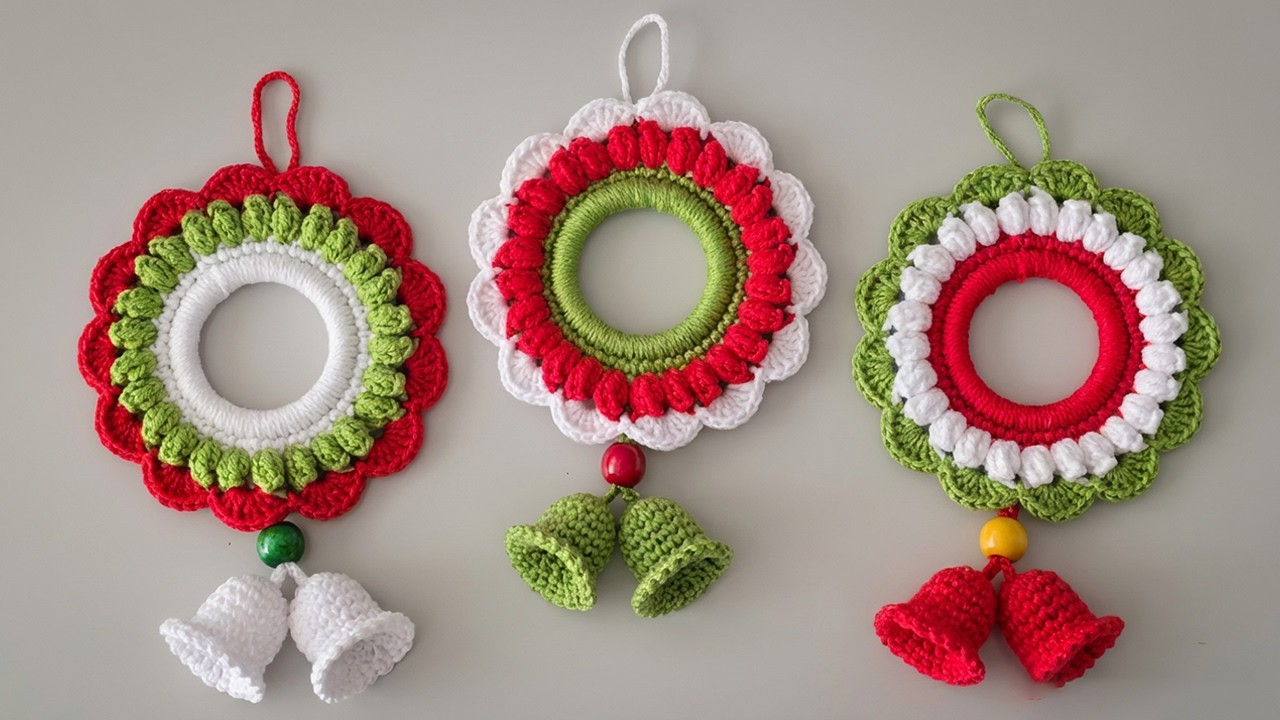 Миниатюрный вязаный рождественский венок – очень милый и простой в изготовлении даже для начинающих.