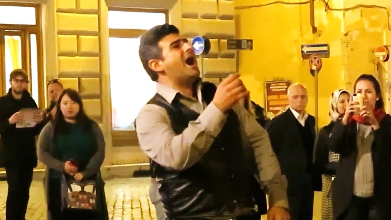 L'artista di strada (tenore) Antonio Nicolosi canta a Roma 