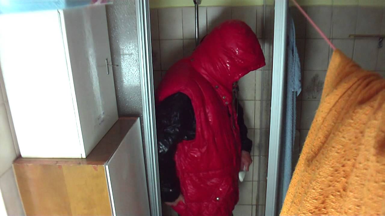 Daunenwesten Ralph Lauren Polo rot -  Daunenjacke Chevignon schwarz im Duschbad (1)