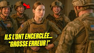 Quatre recrues l’entourent — 45 secondes plus tard, un Navy SEAL se tient devant eux