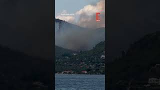Φωτιά καίει σε δασική περιοχή στο Λουτράκι: Εικόνα από Λιμνη Βουλιαγμένης