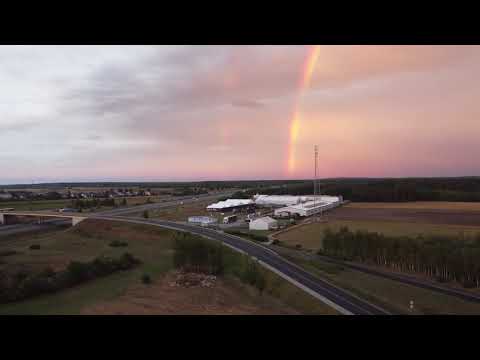 Zjawiskowy zachód Słońca i tęcza nad autostradą A2