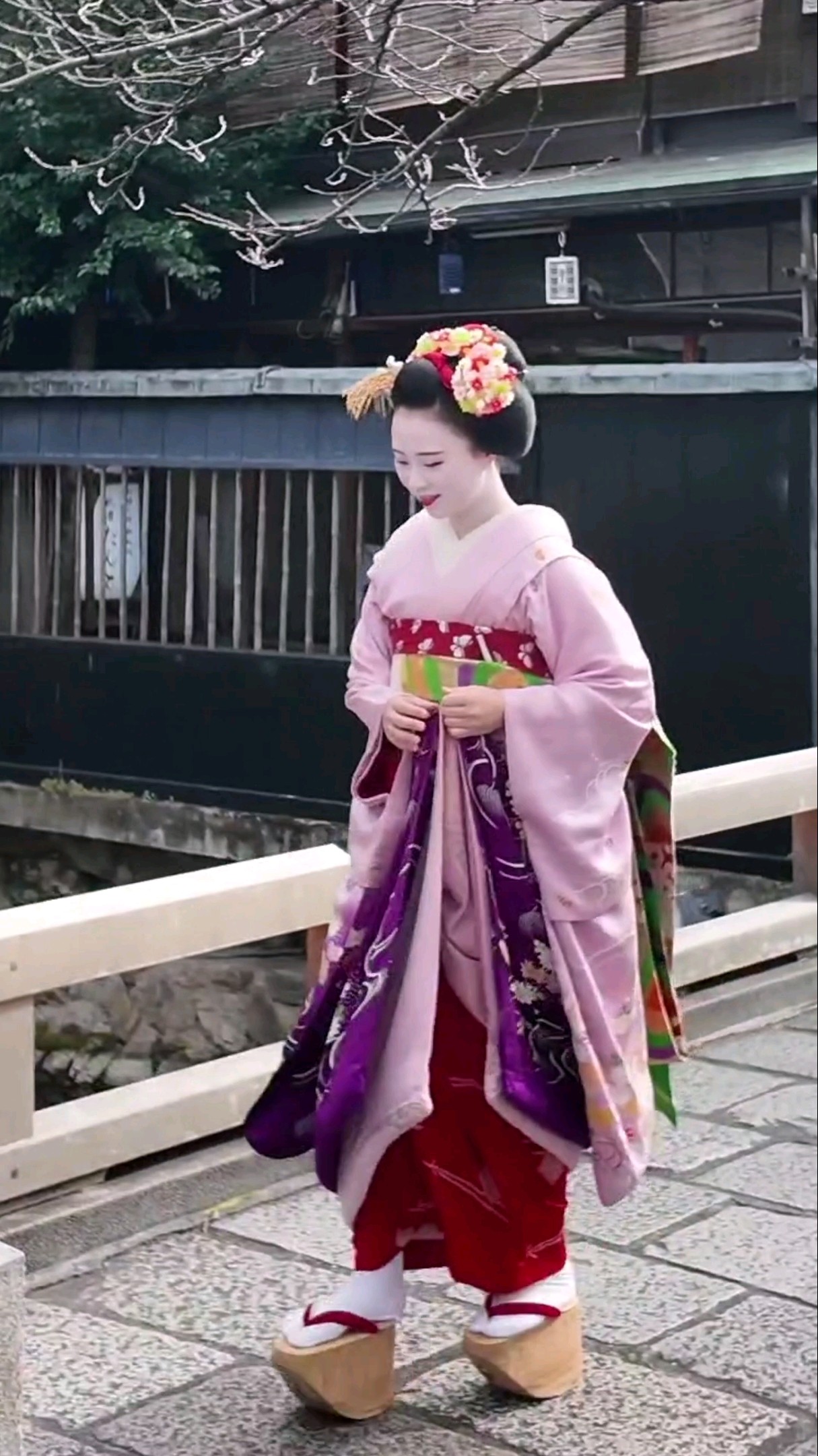 Japanese geisha and maiko walk in high shoes - YouTube