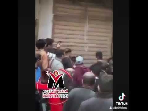 عاجل بالمنصورة لحظة قيام شاب بطعن فتاة ثلاث طعنات بسكين في ا بشارع كلية الاداب