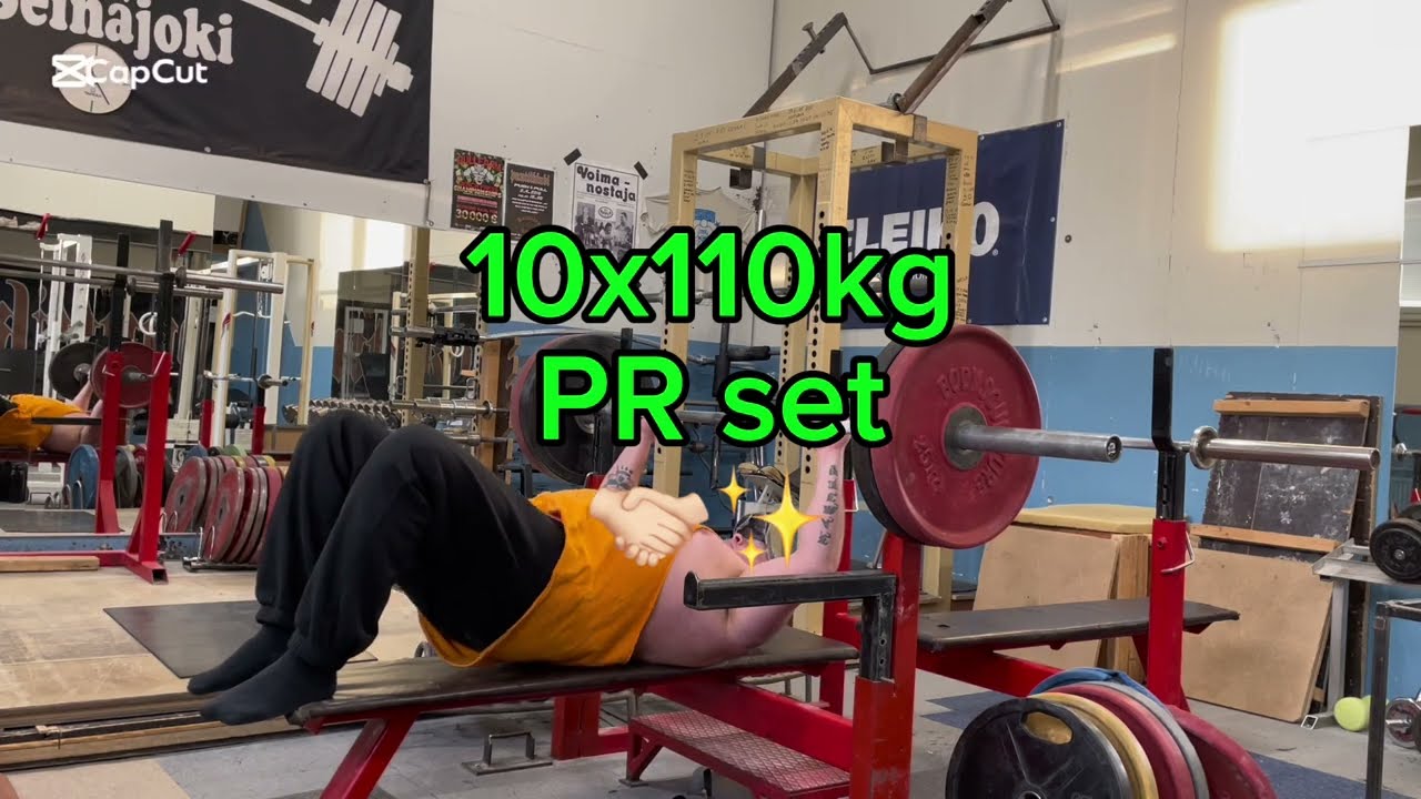 Paused bench PR. 🤝🏻✨ Legs up and pinkies on the rings. 10x110kg. BW 114,7kg. 6x10 90kg wider grip.