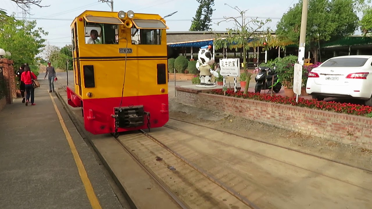台湾糖業鉄道八翁線トロッコ列車 八老翁駅で機関車連結 Coupling the Taiwan Sugar Railways Narrow