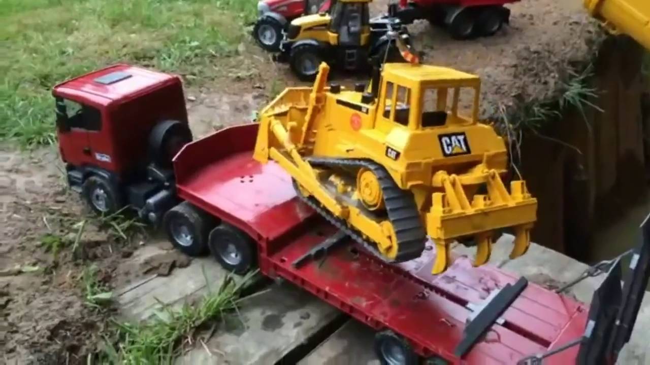 Mainan  Anak  Traktor Traktoran Menolong Mobil  masuk sungai 