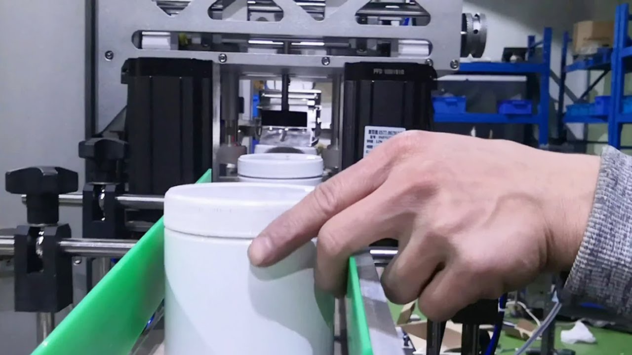 Big jars screw capping machine with automatic caps lifting feeding system tested for Dutch customer