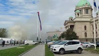 🔥 POŽAR ISPRED SKUPŠTINE SRBIJE: Gori šator, haos u centru Beograda!