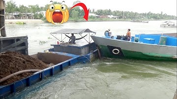 Hổn loạn tại cống ngăn mặn sà lan va chạm nguy hiểm thót tim.!