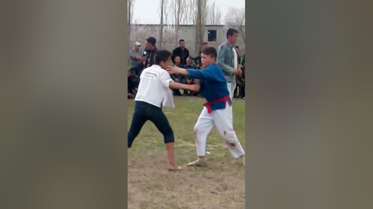 Katta yolda fohishalarni tomosha qiling