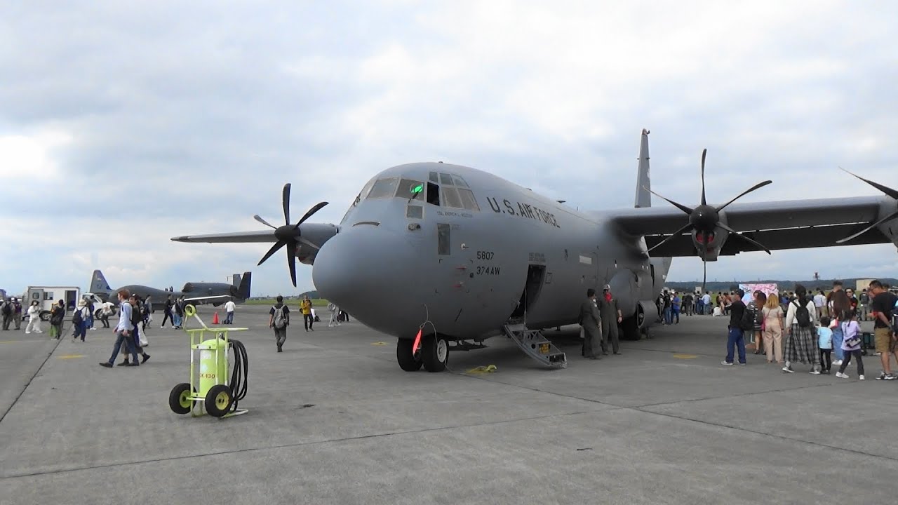 横田基地友好祭]航空機地上展示 - YouTube