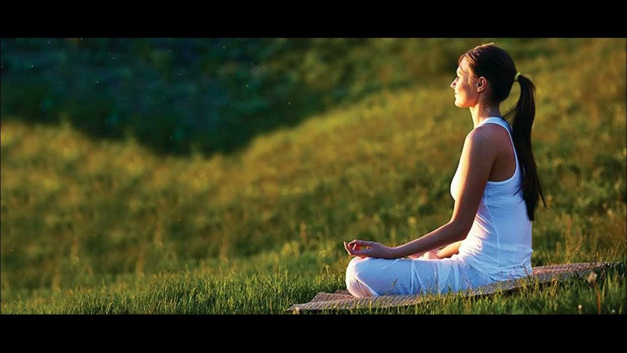 засыпание в медитации. женщина медитирует. свечи для медитации фото. медитация. медитация 5 минут.