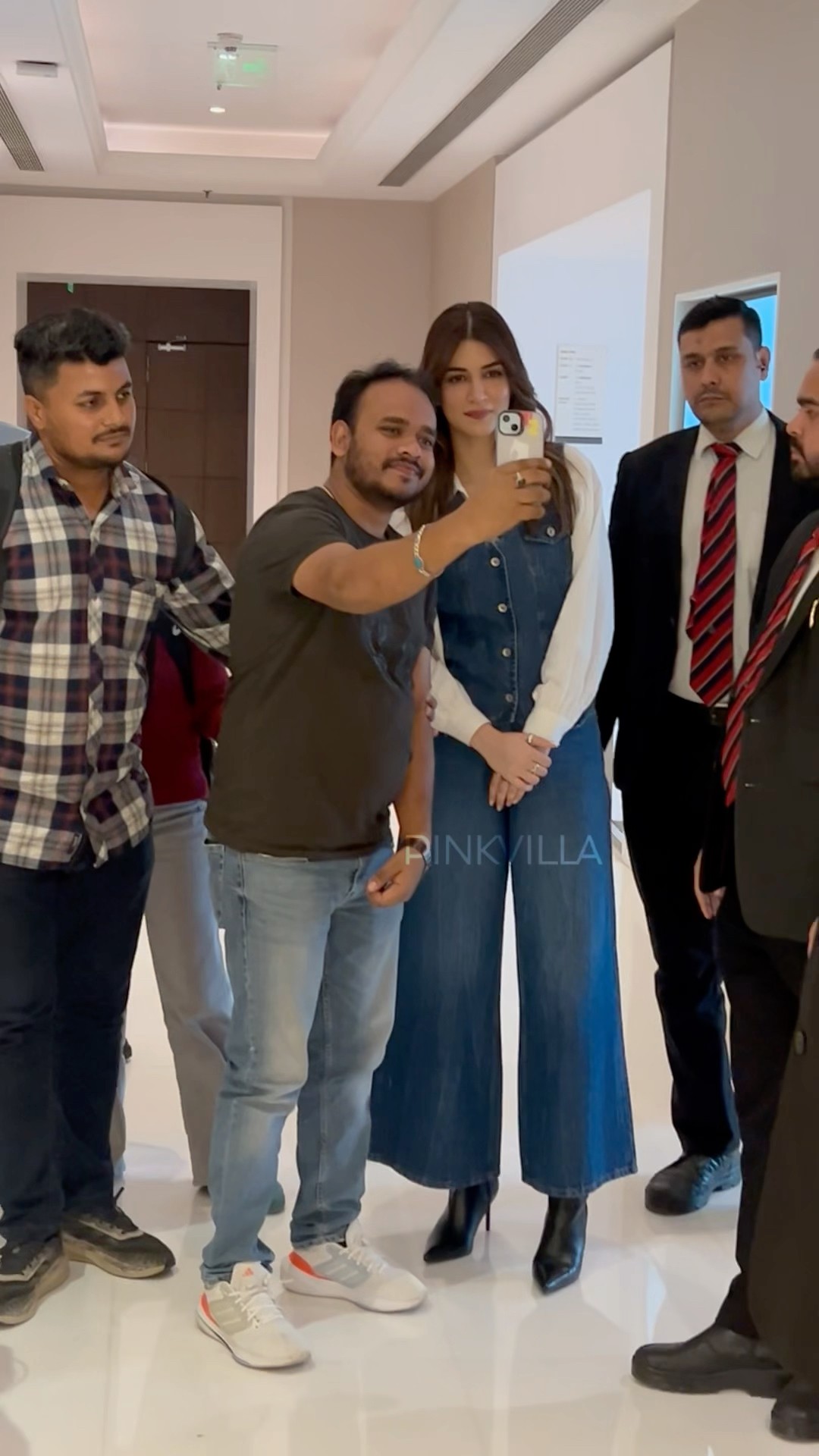 Kriti Sanon’s Sweet Gesture Towards Her Fan? #shorts #bollywood #kritisanon