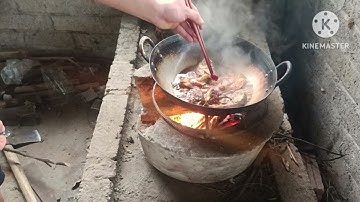 cá kho chuối xanh. bữa cơm đạm bạc. anh công nhân nghèo