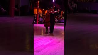 Mira, copia, aprende, practica pasos de tango en la pista, milonga Doso, Buenos Aires.